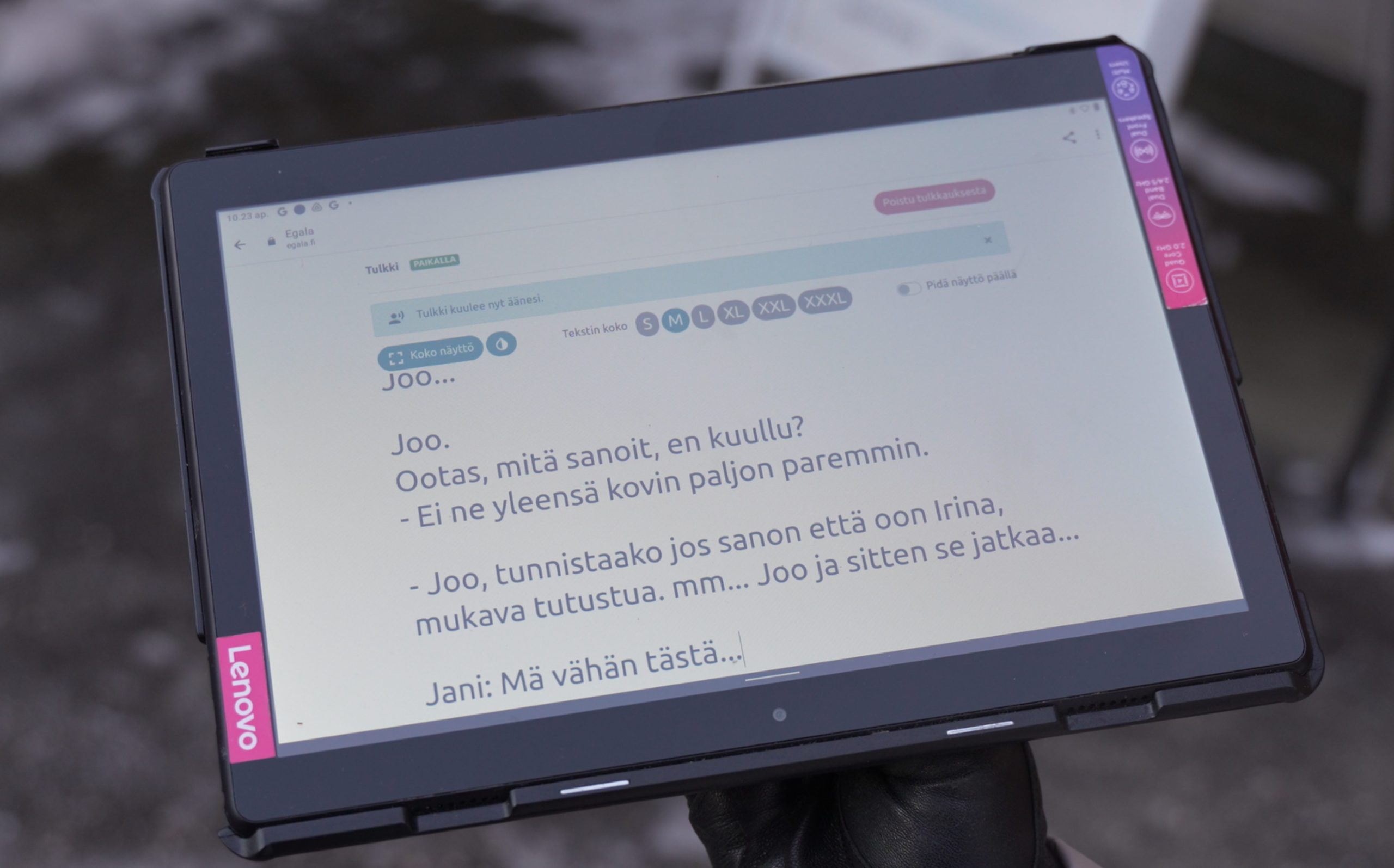 Kirjoitustulkkaus järjestettiin droneharjoituksissa etänä tabletilla.